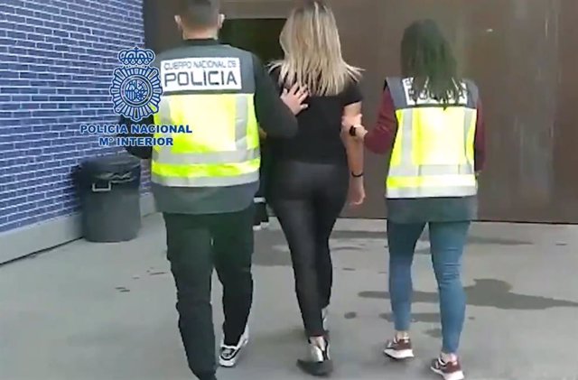Agentes de la Policía Nacional con la presunta responsable de la red de prostitución