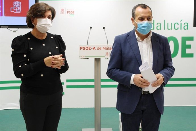José Luis Ruiz Espejo, secretario general del PSOE de Málaga, y Fuensanta Lima, diputada socialista por Málaga, en rueda de prensa