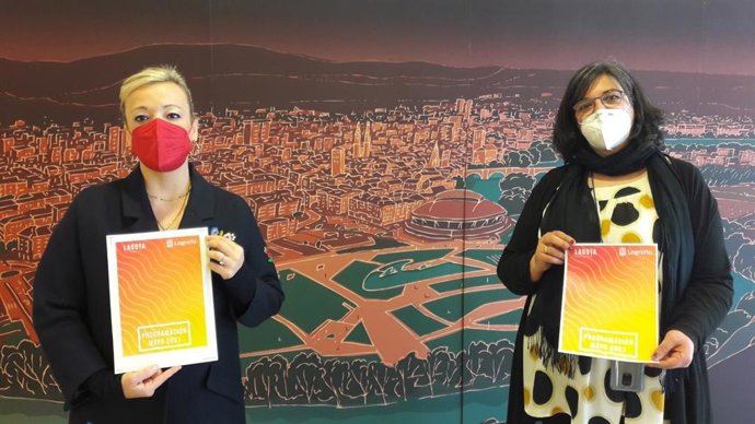 La concejala de Juventud, Beatriz Nalda, y la responsable de la Gota de leche, Fátima Baños