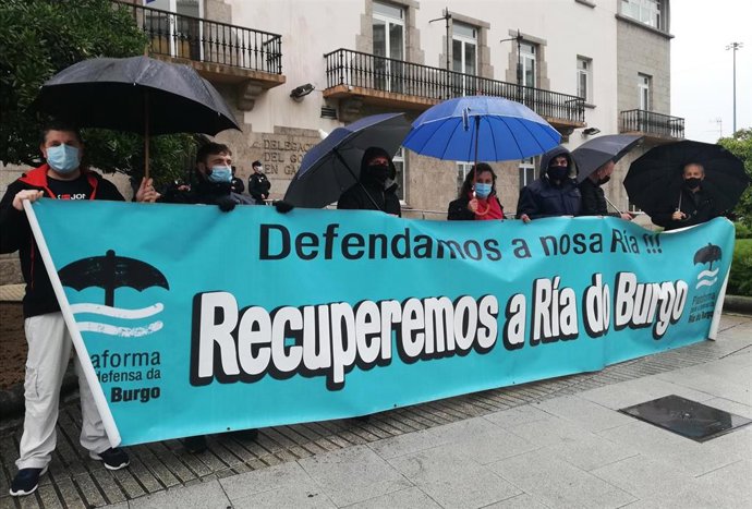 Archivo - Mariscadores en una protesta en demanda de la recuperación de la ría de O Burgo