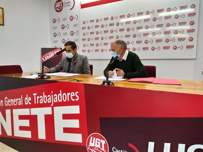 De izquierda a derecha, los secretarios generales de CCOO y UGT, Vicente Andrés y Faustino Temprano, respectivamente, durante la rueda de prensa.