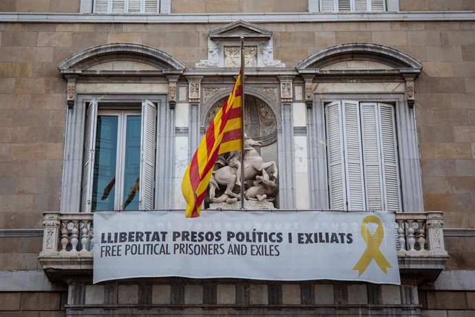 Archivo - Una pancarta al balcó de la Generalitat demana la llibertat dels "presos polítics i exiliats"