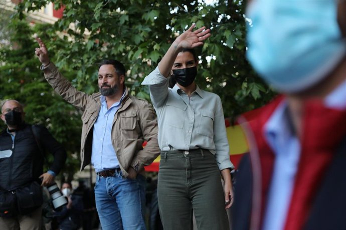 La candidata de Vox a la Presidencia de la Comunidad de Madrid, Rocío Monasterio,, y el líder de la formación, Santiago Abascal, en un acto de campaña del partido en el Parque de Abastos de Aranjuez.