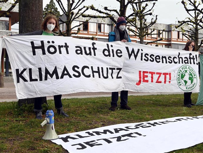 Protesta de activistas a favor de la protección del medio ambiente frente al Tribunal Constitucional de Alemania