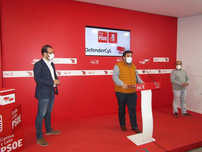 Ángel Hernández, Carlos Fernández y Eduardo Folgado durante su comparecencia en la sede del PSOE de Zamora.