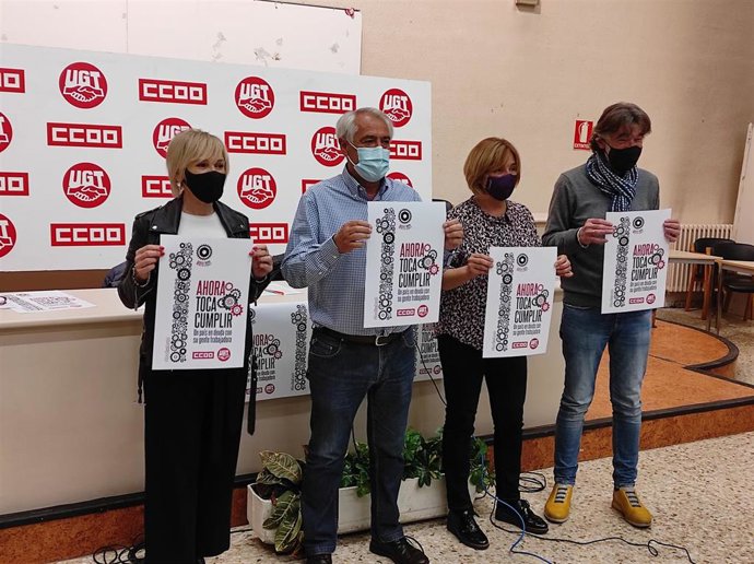 I-D, Marisol Vicente (UGT), Jesús Santos (UGT), Pilar Arriaga (CCOO) y Chechu Rodríguez (CCOO) presentan la manifestación del 1 de mayo en Pamplona.