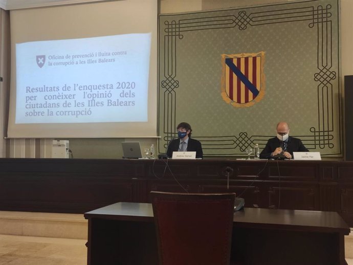 El director de la Oficina Anticorrupción de Baleares, Jaume Far, y el catedrático de Economía Aplicada de la UIB Andreu Sansó, en una rueda de prensa.