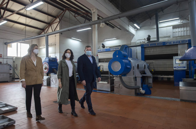 La consejera de Medio Ambiente,, Paloma Martín Martín; la presidenta de la Comunidad de Madrid y candidata a la reelección, Isabel Díaz Ayuso; y el presidente de la cooperativa de Aceite Recespaña, Rafael Gómez Toba,  en Villarejo de Salvanés