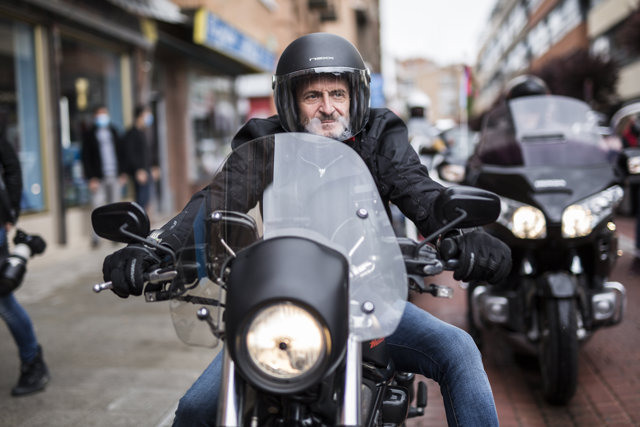 El candidato de Ciudadanos (Cs) a la presidencia de la Comunidad de Madrid, Edmundo Bal, a su llegada a una concentración motera, a 29 de abril de 2021, en la Plaza de España de San Fernando de Henares