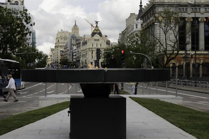 Archivo - Pebetero instalado en la calle Alcalá, frente al Palacio de Cibeles.