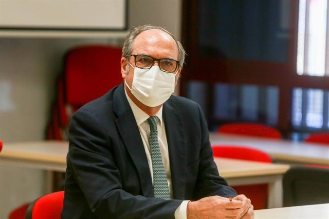 El candidato del PSOE a la Presidencia de la Comunidad de Madrid, Ángel Gabilondo, durante una reunión con una delegación de la Ejecutiva de CCOO Madrid, a 28 de abril de 2021, en Madrid (España). El candidato socialista se reúne este miércoles con CCOO d