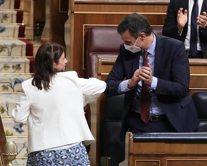 Archivo - La portavoz del Grupo Socialista en el Congreso de los Diputados, Adriana Lastra, saluda con el codo al presidente del Gobierno, Pedro Sánchez