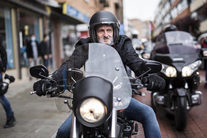 El candidato de Ciudadanos (Cs) a la presidencia de la Comunidad de Madrid, Edmundo Bal, a su llegada a una concentración motera, a 29 de abril de 2021, en la Plaza de España de San Fernando de Henares.