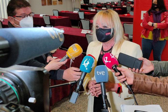 La secretaria general de CCOO Extremadura, Encarna Chacón, atiende a los medios de comunicación en una imagen de archivo