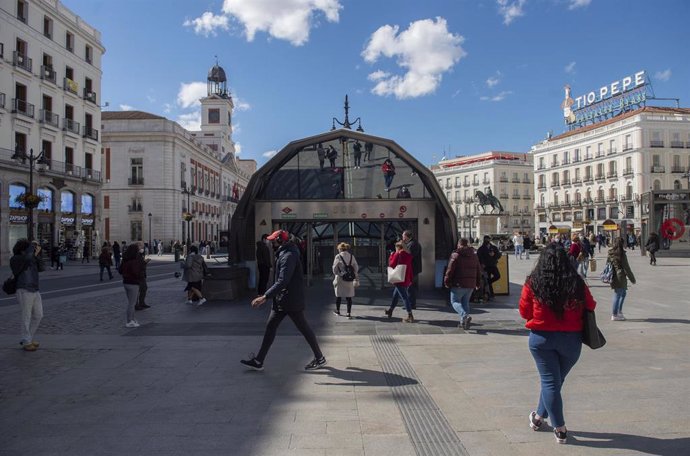 Archivo - Transeúntes caminan cerca de la estación de metro de Sol, en la Puerta del Sol, Madrid.