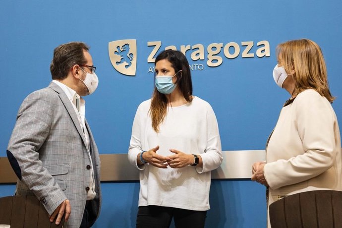 La presidenta de la Junta de Distrito de San José, Cristina García, ha presentado un proyecto social para personas mayore solas, impulsado con la colaboración de la Asociación Almai+