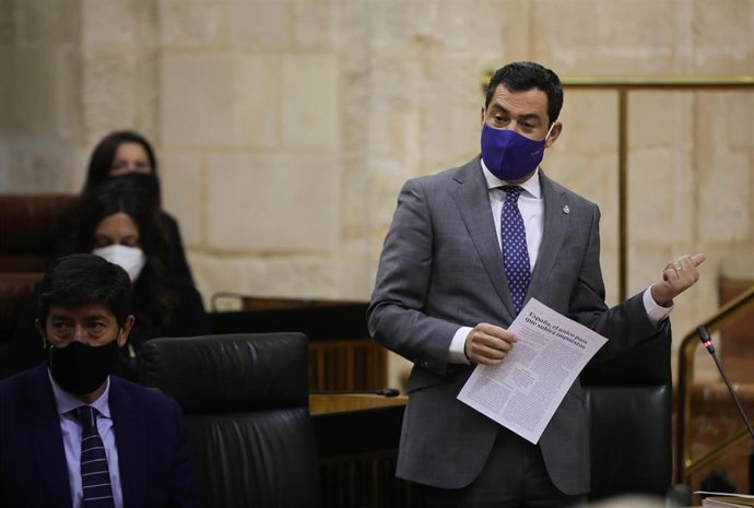 El presidente de la Junta de Andalucía, Juanma Moreno, en el Pleno del Parlamento.