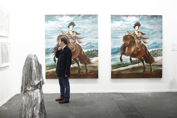 Archivo - Una persona disfruta de algunas de las obras expuestas en la pasada edición de ARCOmadrid.     