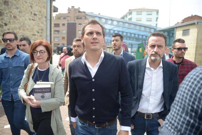 Archivo - El expresidente de Ciudadanos Albert Rivera y, a su izquierda, el candidato de Cs a la Presidencia de la Comunidad de Madrid, Edmundo Bal, en una visita a Ugao-Miraballes (Vizcaya), en mayo de 2019.