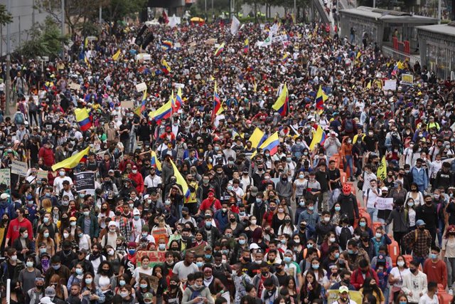 Protestas en Bogotá, la capital de Colombia, contra la reforma tributaria presentada por el Gobierno. 