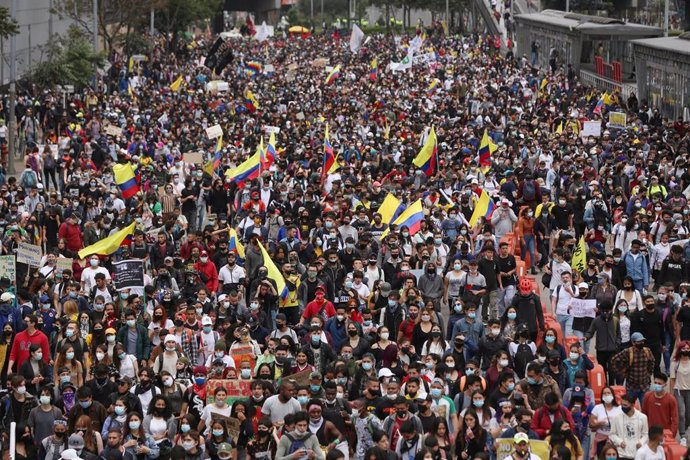 Protestas en Bogotá, la capital de Colombia, contra la reforma tributaria presentada por el Gobierno. 