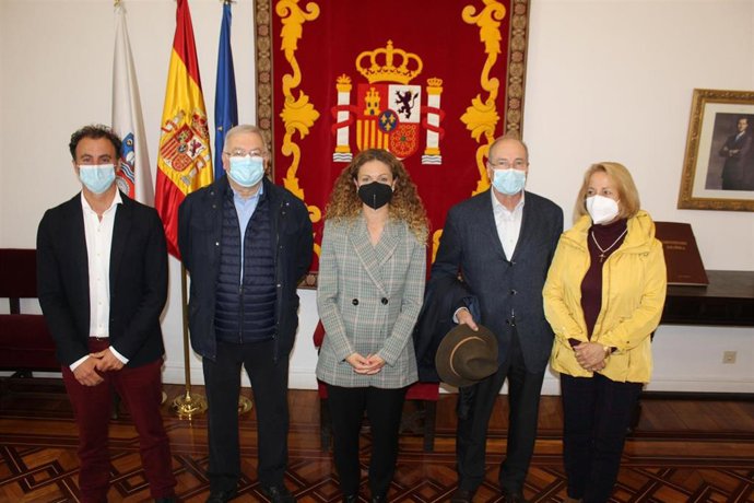 La delegada del Gobierno en Cantabria, Ainoa Quiñones (centro), se reúne con familiares y miembros de la Fundación Vital Alsar para comunicarles la concesión al navegante de la Cruz Oficial del Mérito Civil a título póstumo