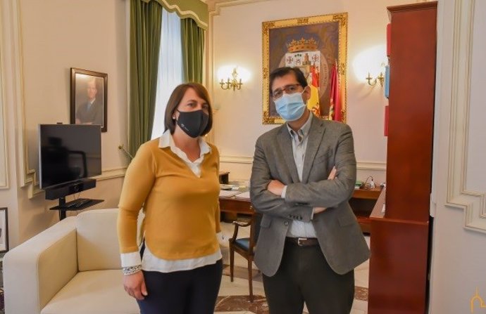 El presidente de la Diputación de Ciudad Real, José Manuel Caballero, ha mantenido una reunión con la alcaldesa de Cañada de Calatrava, Cristina Espadas Arévalo