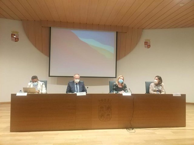 De izda a dcha, Rodríguez, Delgado, De Gregorio y León presentan la Unidad de Ictus que se implantará en Soria.