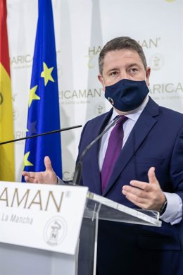 El presidente autonómico, Emiliano García-Page, visita en la localidad toledana de Añover de Tajo, las instalaciones de la empresa HARICAMAN