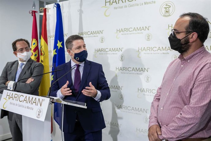 El presidente autonómico, Emiliano García-Page, visita en la localidad toledana de Añover de Tajo, las instalaciones de la empresa HARICAMAN
