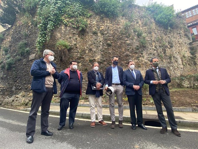 El alcalde, Alfredo Canteli y los concejales Ignacio Cuesta y Luis Pacho visitan el inicio de las obras para la recuperación de la muralla medieval de Oviedo.