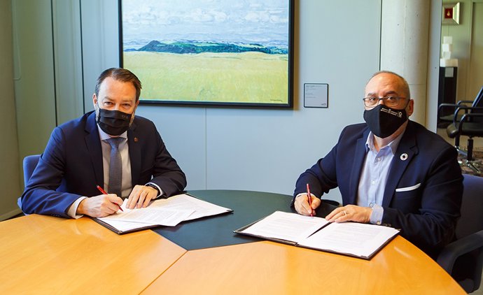 A La Izquierda, El Rector De La UPNA, Ramón Gonzalo. A La Derecha, El Consejero De Universidad, Innovación Y Transformación Digital, Juan Cruz Cigudosa.