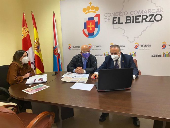 El subdelegado del Gobierno en León, Faustino Sánchez, junto al presidente del Consejo Comarcal de El Bierzo, Gerardo Álvarez Courel.