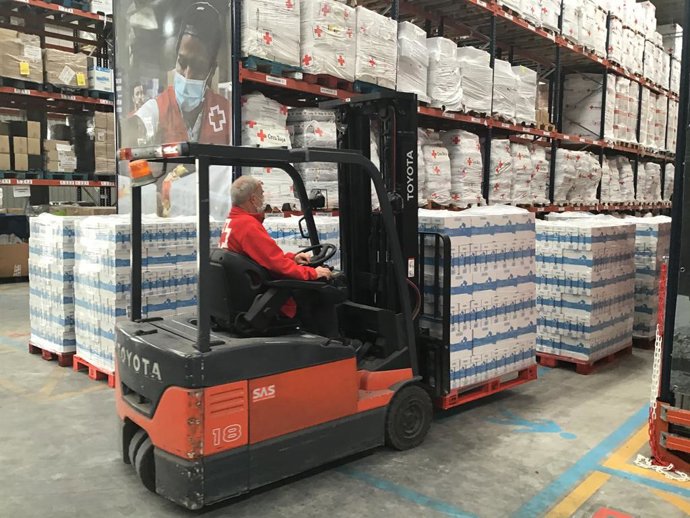 Un trabajador en una almacén de Mercadona