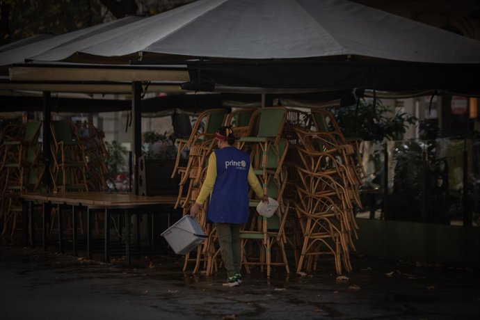 Archivo - Arxiu - Una dona neteja una terrassa.