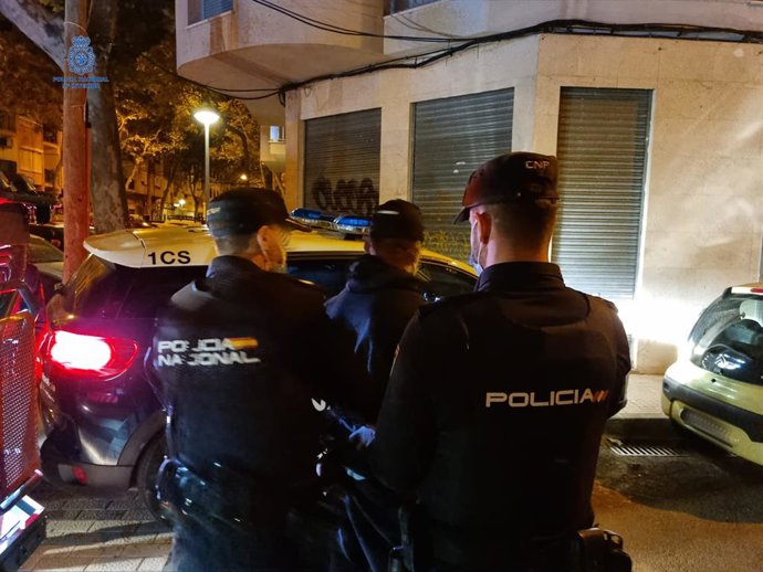 Detienen a cuatro jóvenes sorprendidos tras acceder a un piso por el balcón para robar.