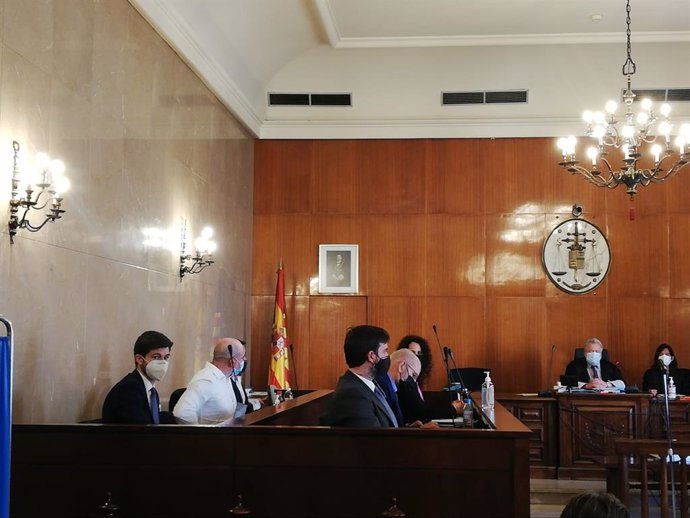 El trabajador del pub acusado de homicidio por la agresión a un turista, y el encargado acusado de encubrirlo, en el banquillo de los acusados junto a sus abogados, este jueves en la Audiencia Provincial.