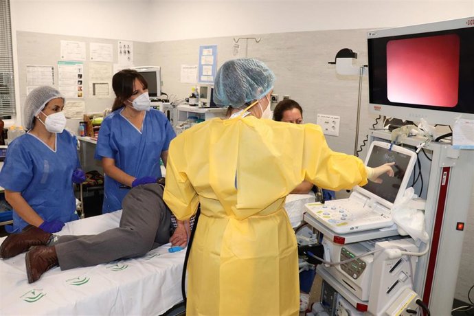Los profesionales del servicio de Digestivo del Hospital Juan Ramón Jiménez realizando la nueva técnica.