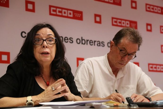 Archivo - La secretaria general de la Federación de Enseñanza de CCOO Madrid, Isabel Galvín, y el secretario general de CCOO Madrid, Jaime Cedrún, en rueda de prensa