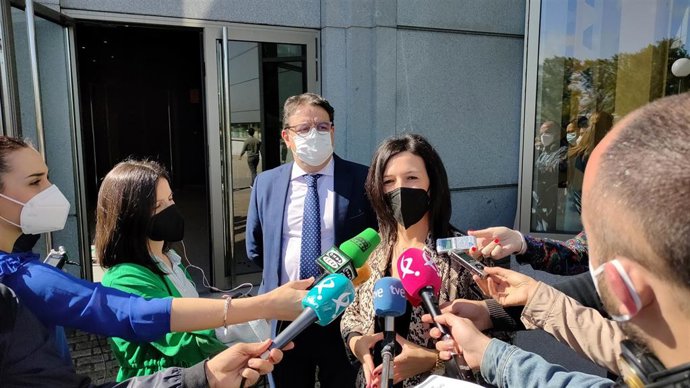 Esther Gutiérrez y José María Vergeles atienden a los medios de comunicación.