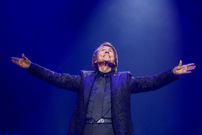 Archivo - El cantante Raphael durante su concierto en el Wizink Center en Madrid.