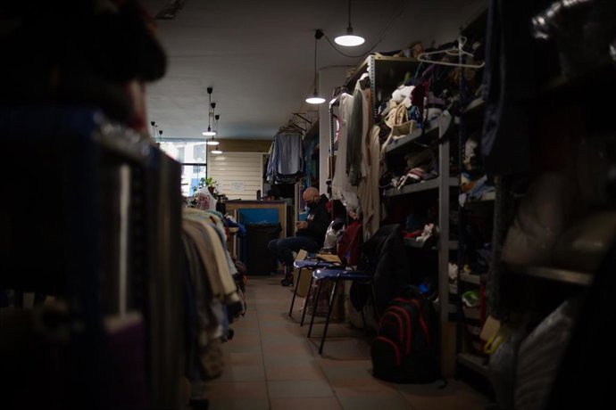El ropero del gimnasio social Sant Pau para personas sin hogar, a 28 de abril de 2021, en Barcelona, Catalunya, (España). 