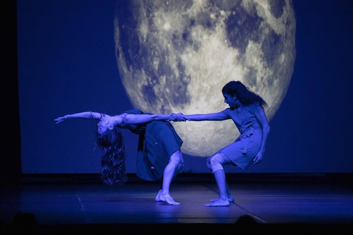 Coreografía "Golondrinas" de la compañía aragonesa Violeta Borruel y que bairlará junto a Eva Alonso en el Teatro de la Estación