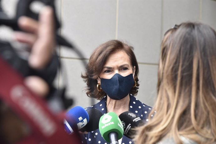 La vicepresidenta primera del Gobierno, Carmen Calvo, este jueves en Barcelona en una atención a los medios