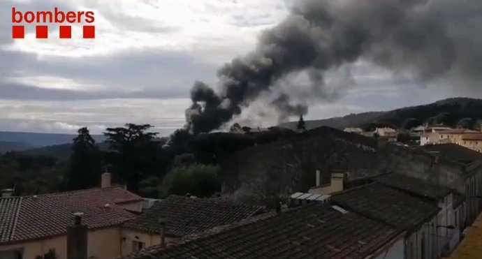 Los Bomberos de la Generalitat trabajan desde este jueves por la mañana en un incendio que afecta a una nave industrial dedicada a la fabricación de piscinas en Agullana (Girona).
