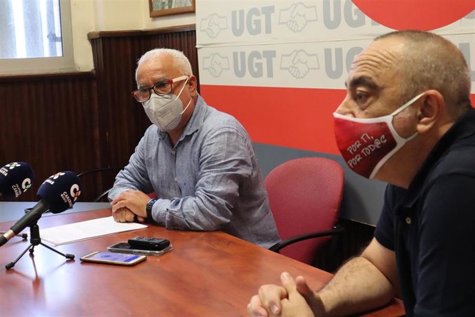 El secretario general de UGT Canarias, Manuel Navarro, y el secretario insular de CCOO en Tenerife, Andrés Baute