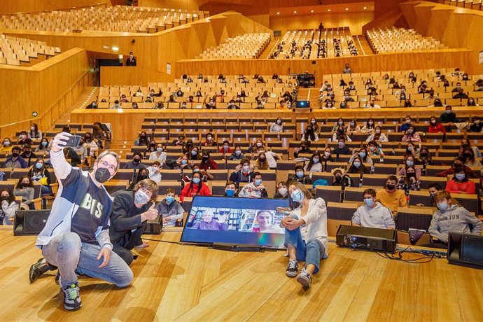 Escolares han participado en un encuentor literario con ganadores del Premio Criticón