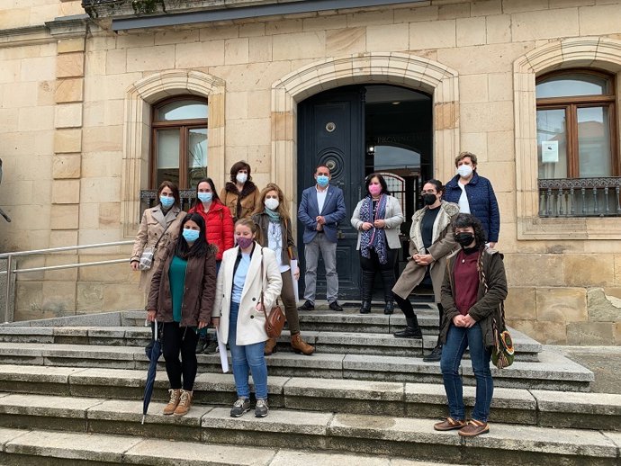 En el centro, el presidente de la Diputación de Soria, Benito Serrano, y Eva Muñoz junto a representantes de entidades sociales.