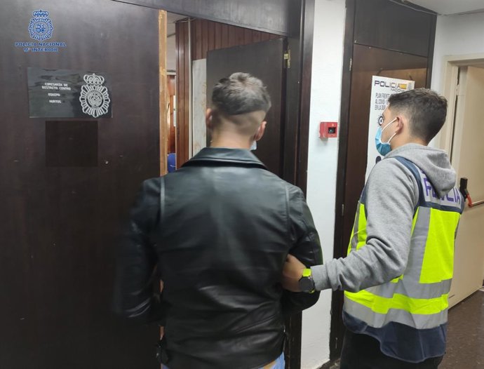 Uno de los detenidos, en la comisaría de la Policía Nacional.