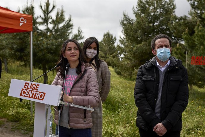 La presidenta de Ciudadanos, Inés Arrimadas, con la vicealcaldesa de Madrid, Begoña Villacís, y el candidato del partido a la Presidencia de la Comunidad de Madrid, Edmundo Bal.